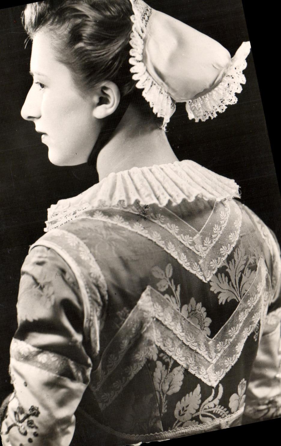 CPM Tournus Tournugeoise en bonnet Folklore Costume
