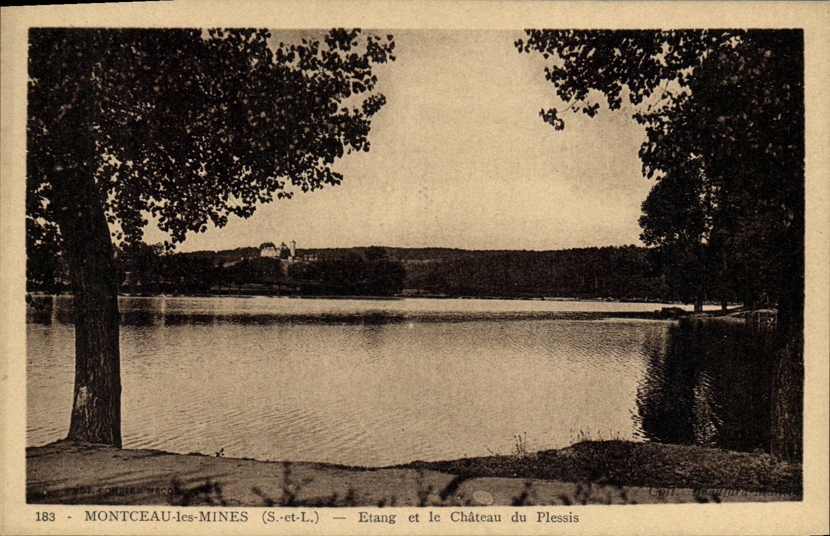 Montceau-les-Mines (S.-et-L.) — Etang et le Château du Plessis