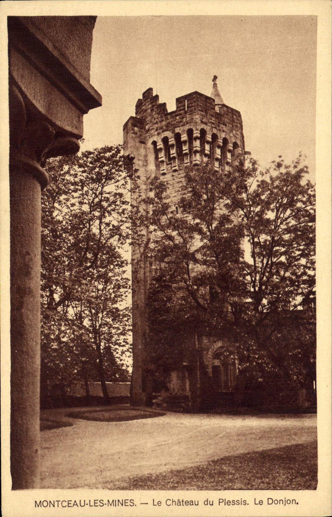 Montceau-les-Mines — Le Château du Plessis. Le Donjon.