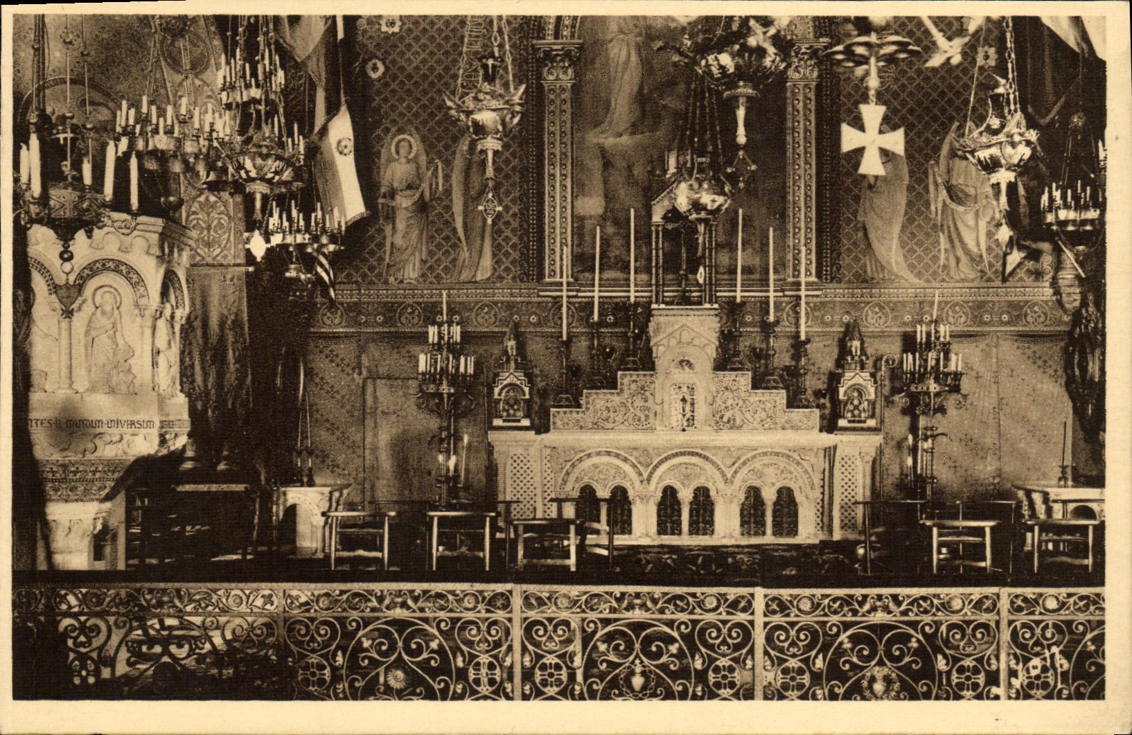 Intérieur de la chapelle du monastère de la Visitation à Paray-le-Monial — Les Éditions d'Art Marlet, Paris