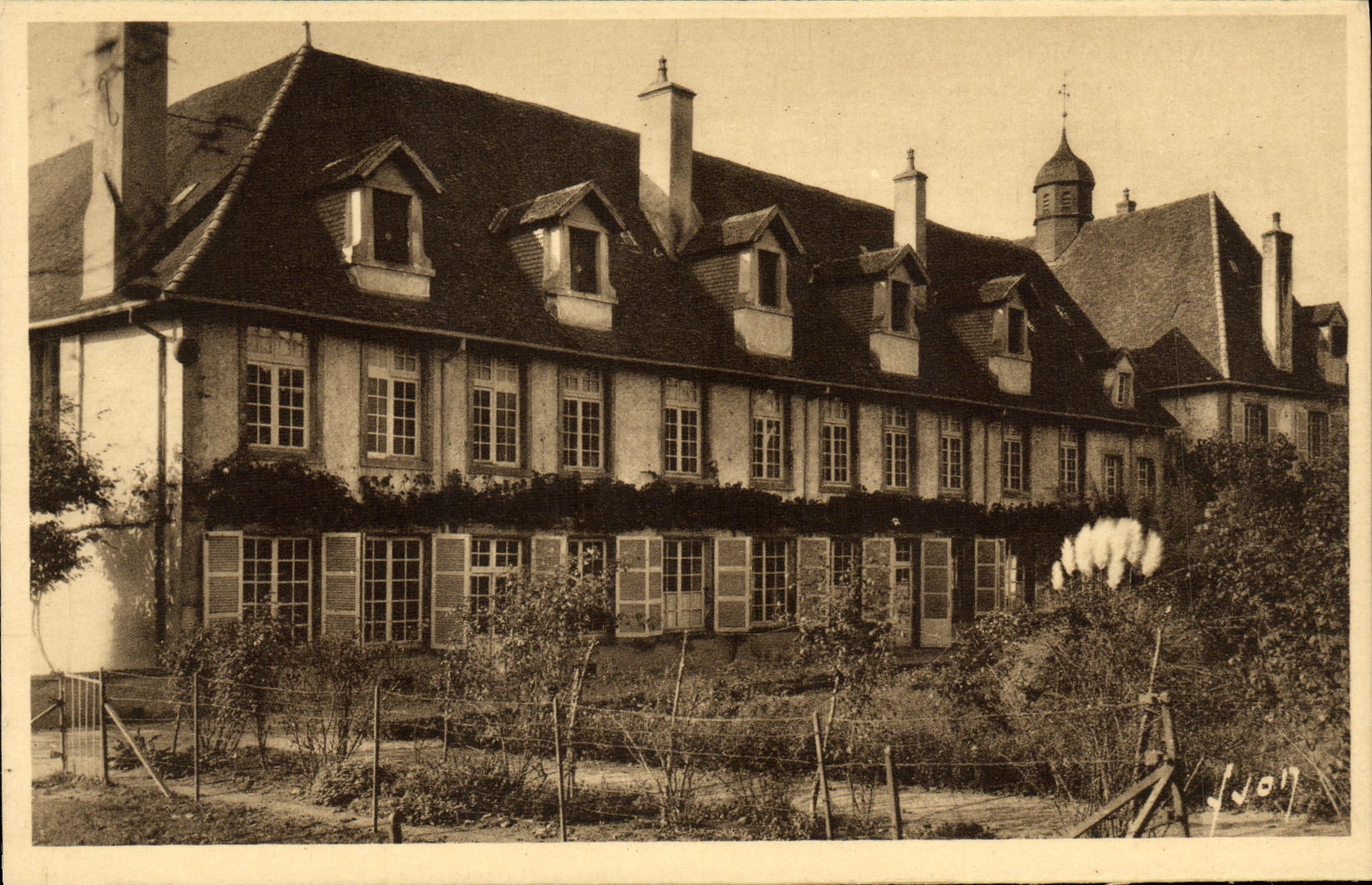 Paray-le-Monial — Façade du monastère de la Visitation côté du jardin — Les Éditions d'Art Interdite, Paris
