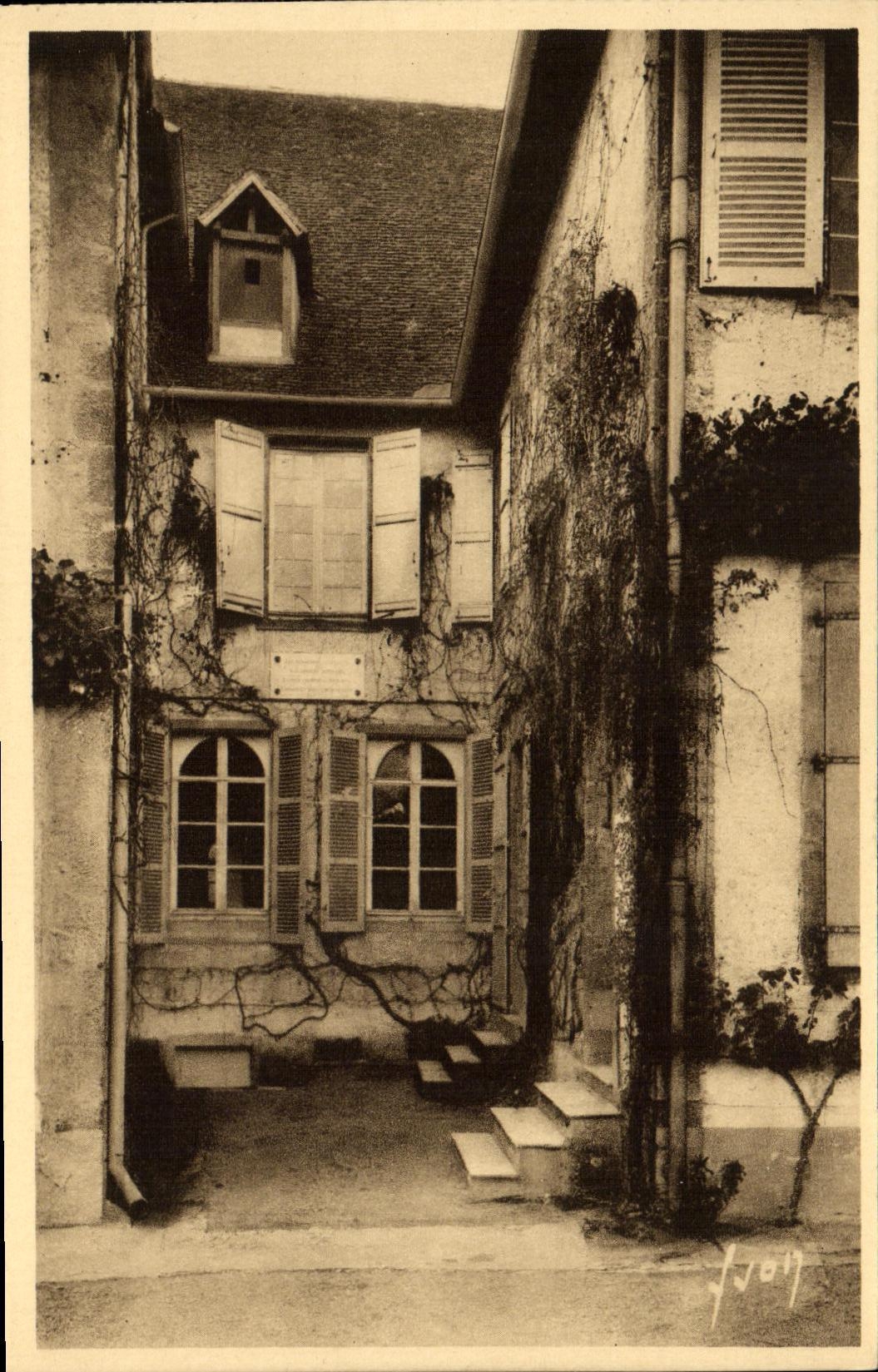Cour du Monastère de la Visitation à Paray-le-Monial — Éditions d'Art Vien — n°12