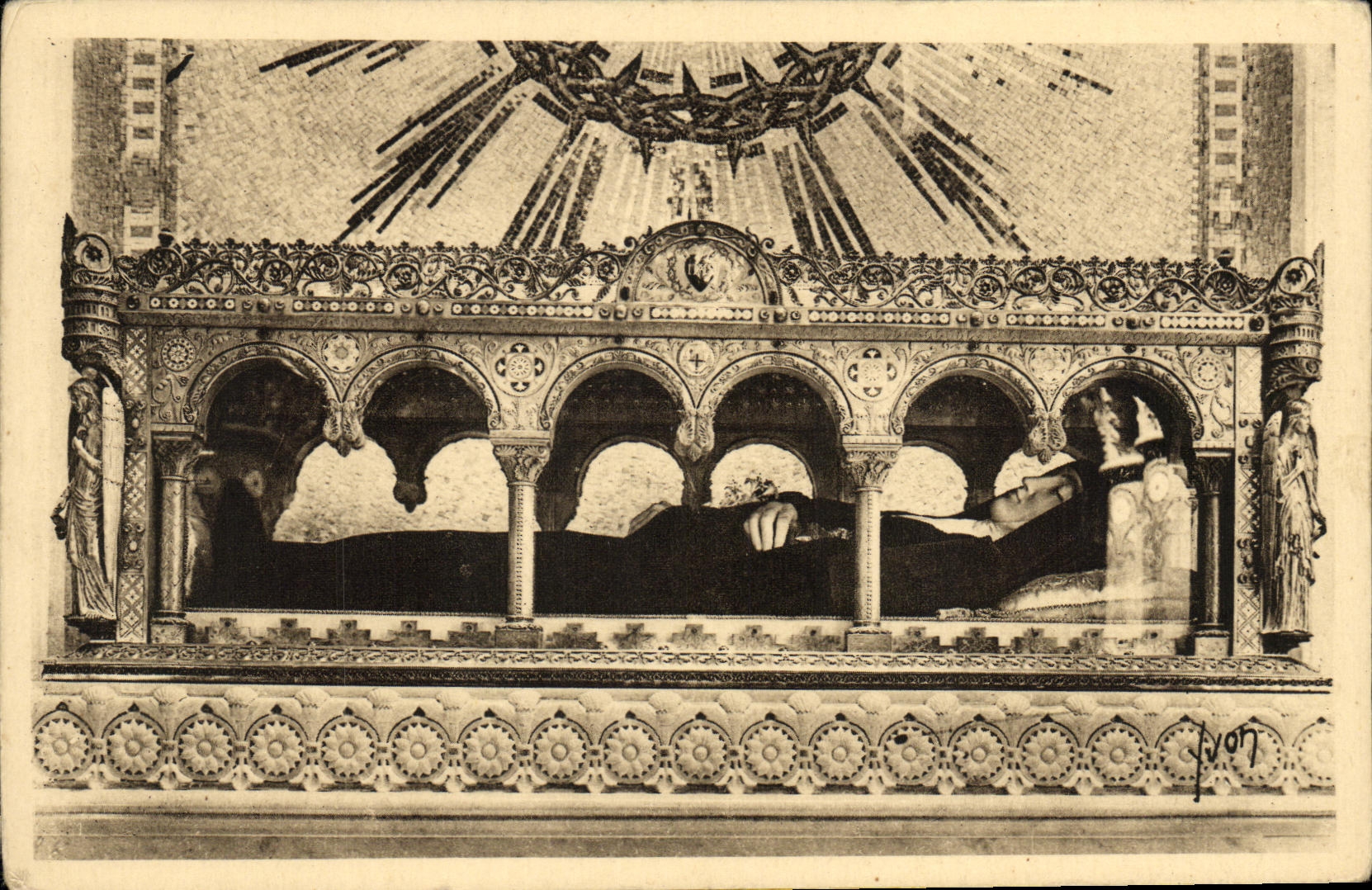 Monastère de la Visitation — Châsse renfermant les Reliquies de Ste Marguerite-Marie Alacoque — Éditions d'Art Yvon