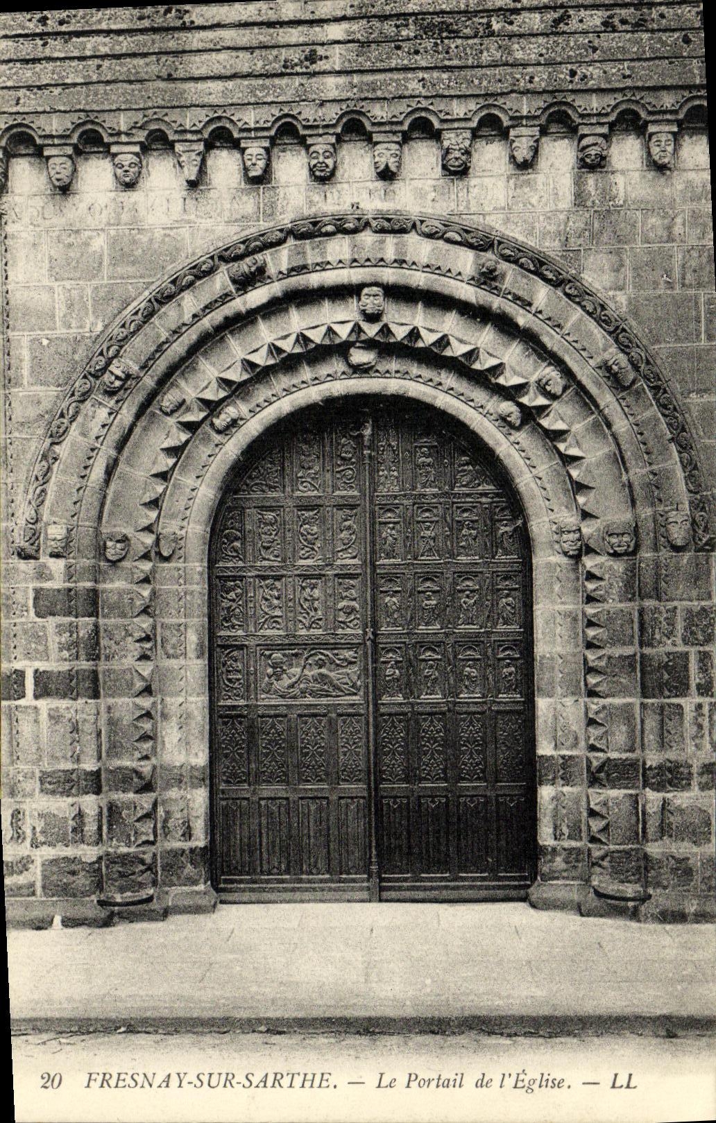 CPA Fresnay Sur Sarthe Le Portail de L Eglise
