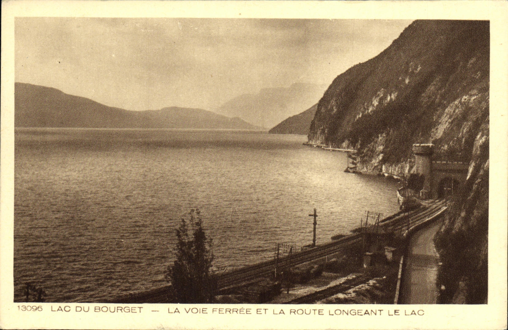 CPA Lac du Bourget La Voie Ferree et la Route Longent le Lac