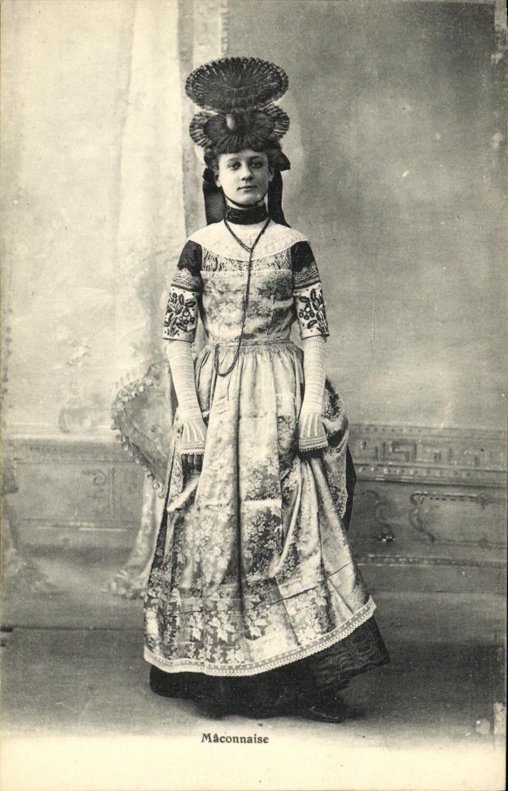 Mâconnaise — femme en costume traditionnel — sans éditeur ni numéro visible
