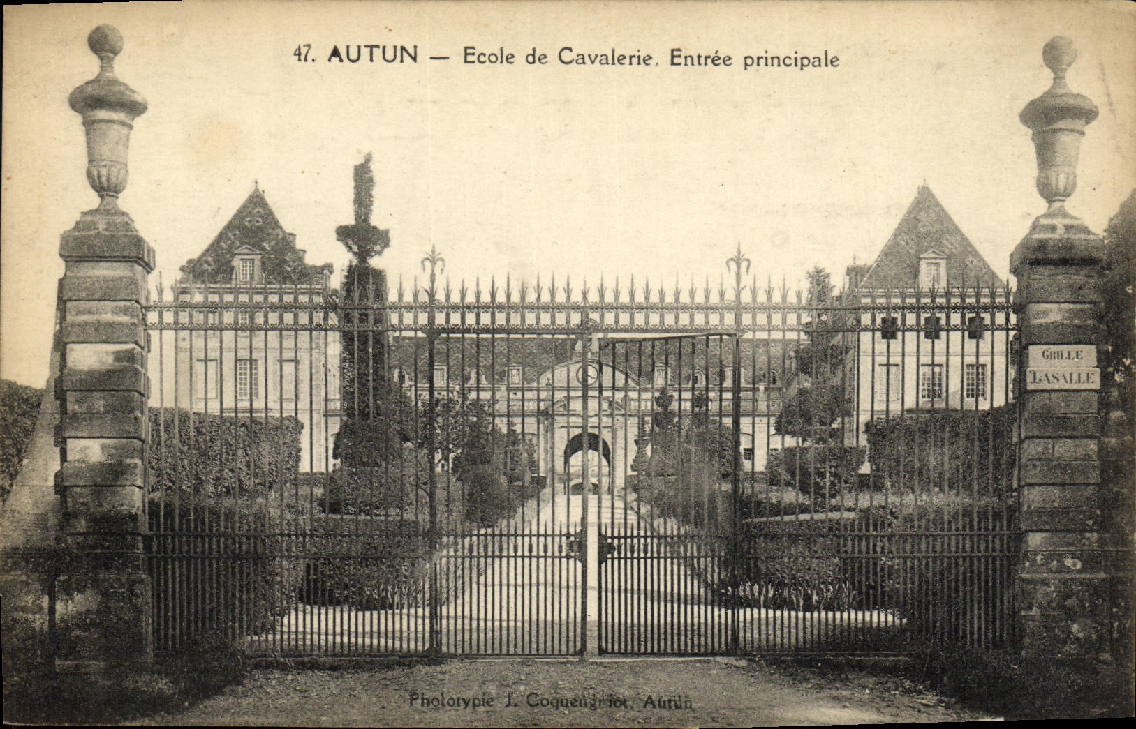 AUTUN — Ecole de Cavalerie. Entrée principale — Phototypie L. Coqueugriot, Autun