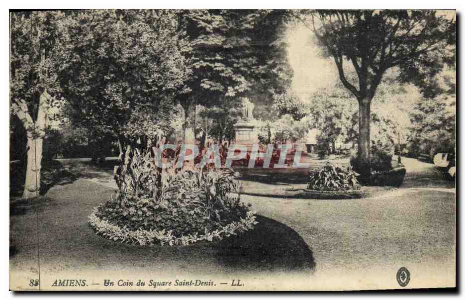 CPA Amiens Un Coin du Square Saint Denis