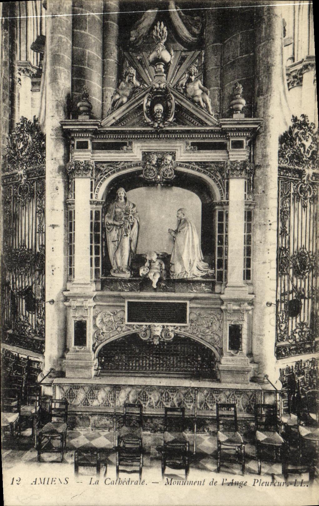 Amiens — La Cathédrale — Monument de l'Ange Pleureur — LL.
