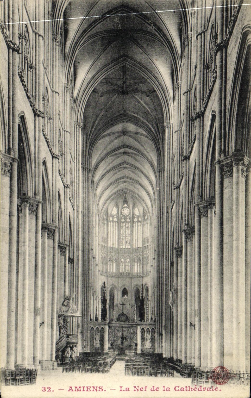 CPA Amiens La Nef de la Cathedrale