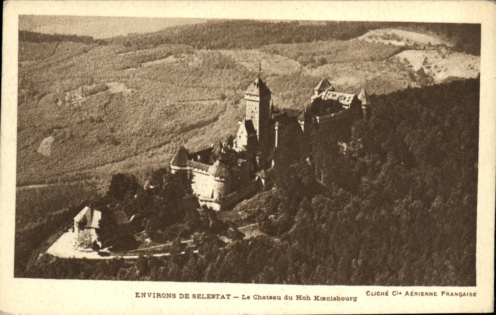Environ de Sélestat — Le Château du Hoh Koenisbourg — Cliché Cié Aérienne Française
