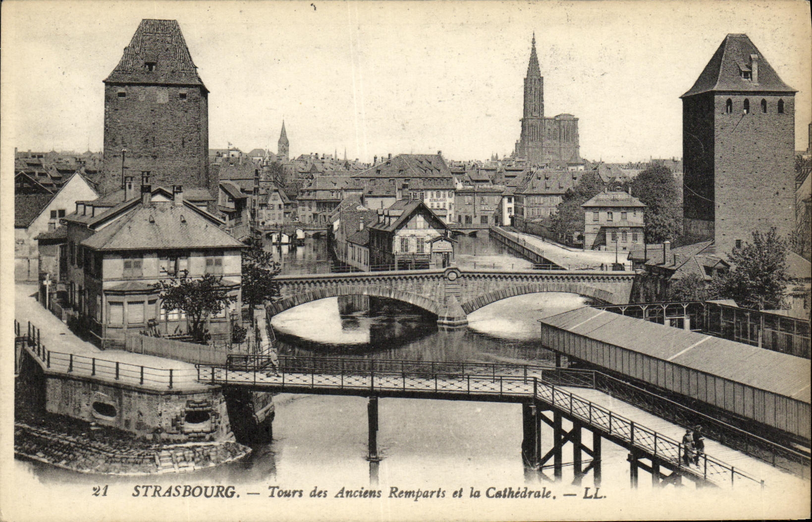 CPA Strasbourg Tours des Anciens Remparts et la Cathedrale