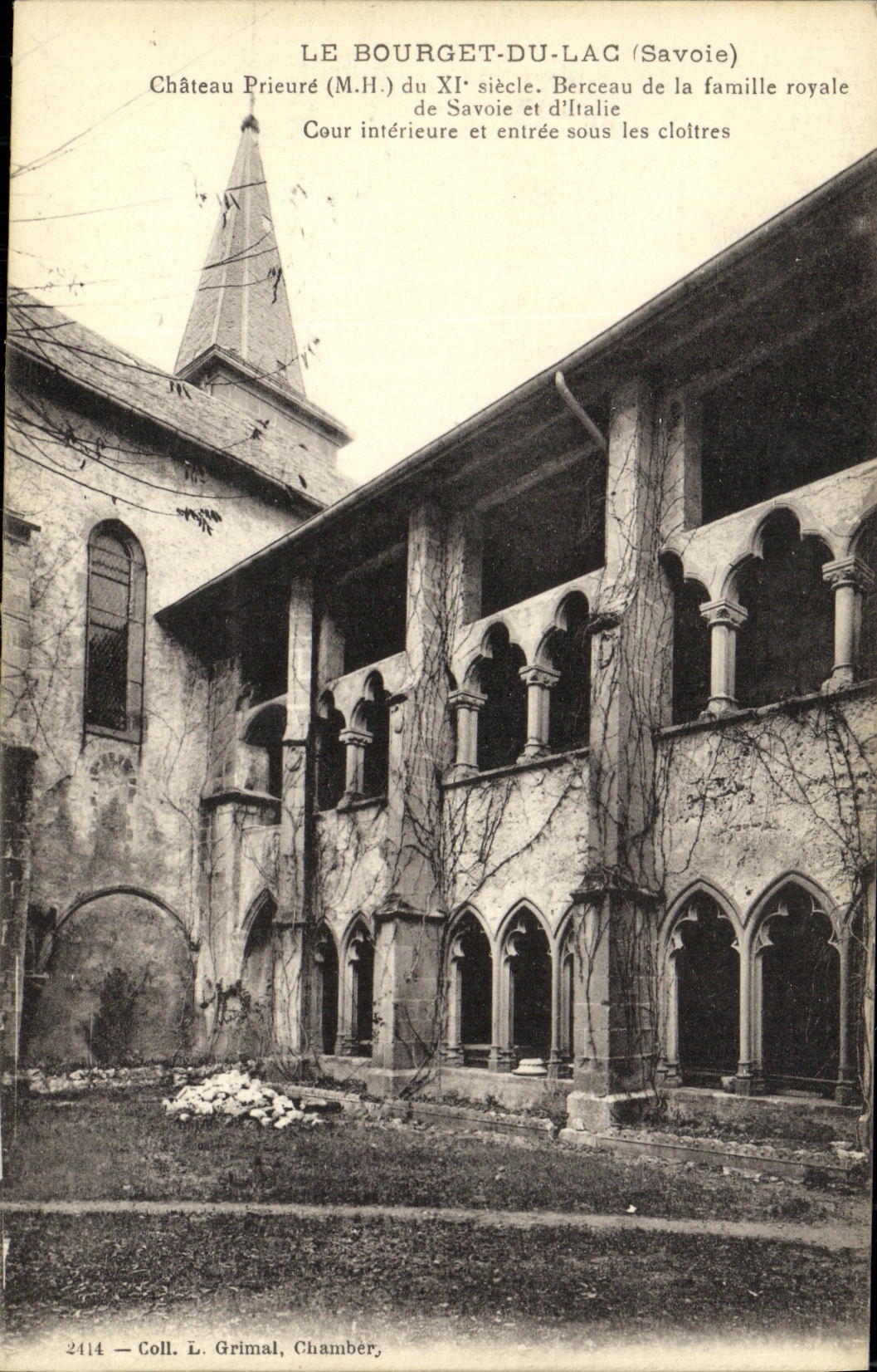 CPA Le Bourget Du Lac Chateau Prieure Cour interieure et entree sous les cloitres