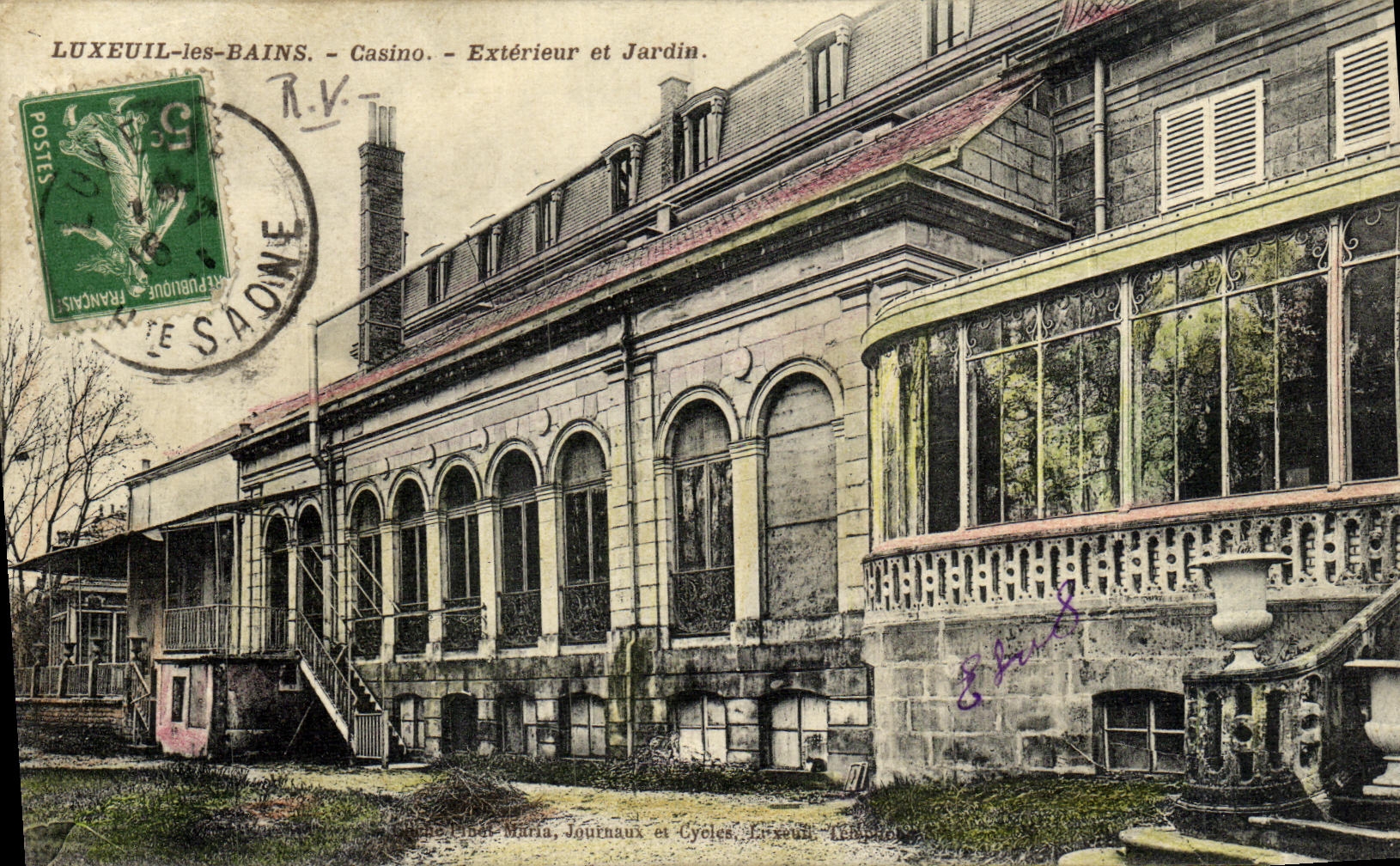 LUXEUIL-LES-BAINS - Casino - Extérieur et Jardin. — Éditeur : Chez Léon Maria, Journaux et Cycles, Luxeuil-les-Bains.