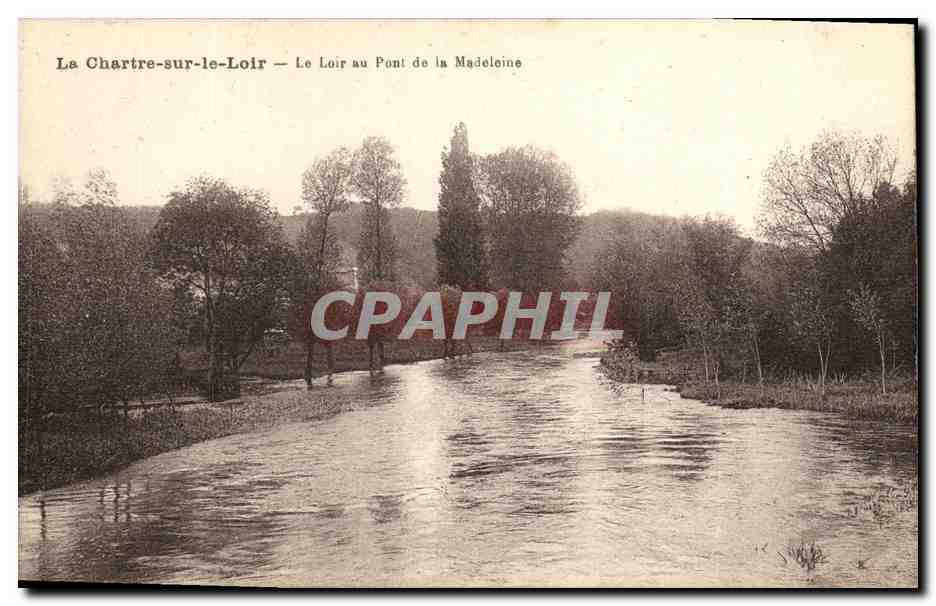 CPA La Chartre Sur le Loir Le Loir au Pont de la Madeleine