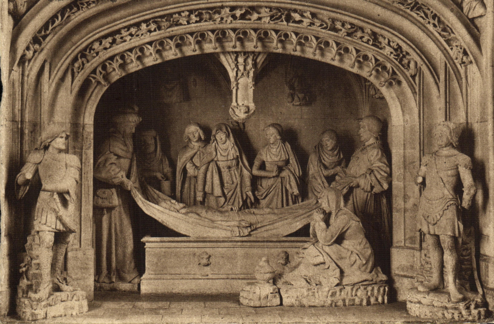 CPA Solesmes Les saints Le tombeau 