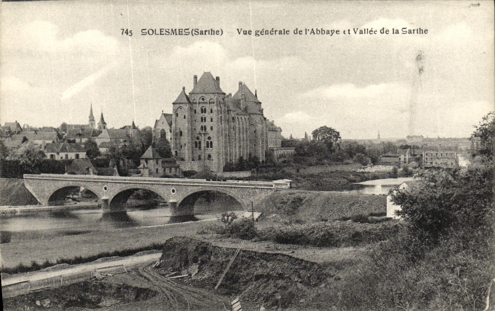 CPA Solesmes Vue Generale de L Abbaye et Vallee de la Sarthe