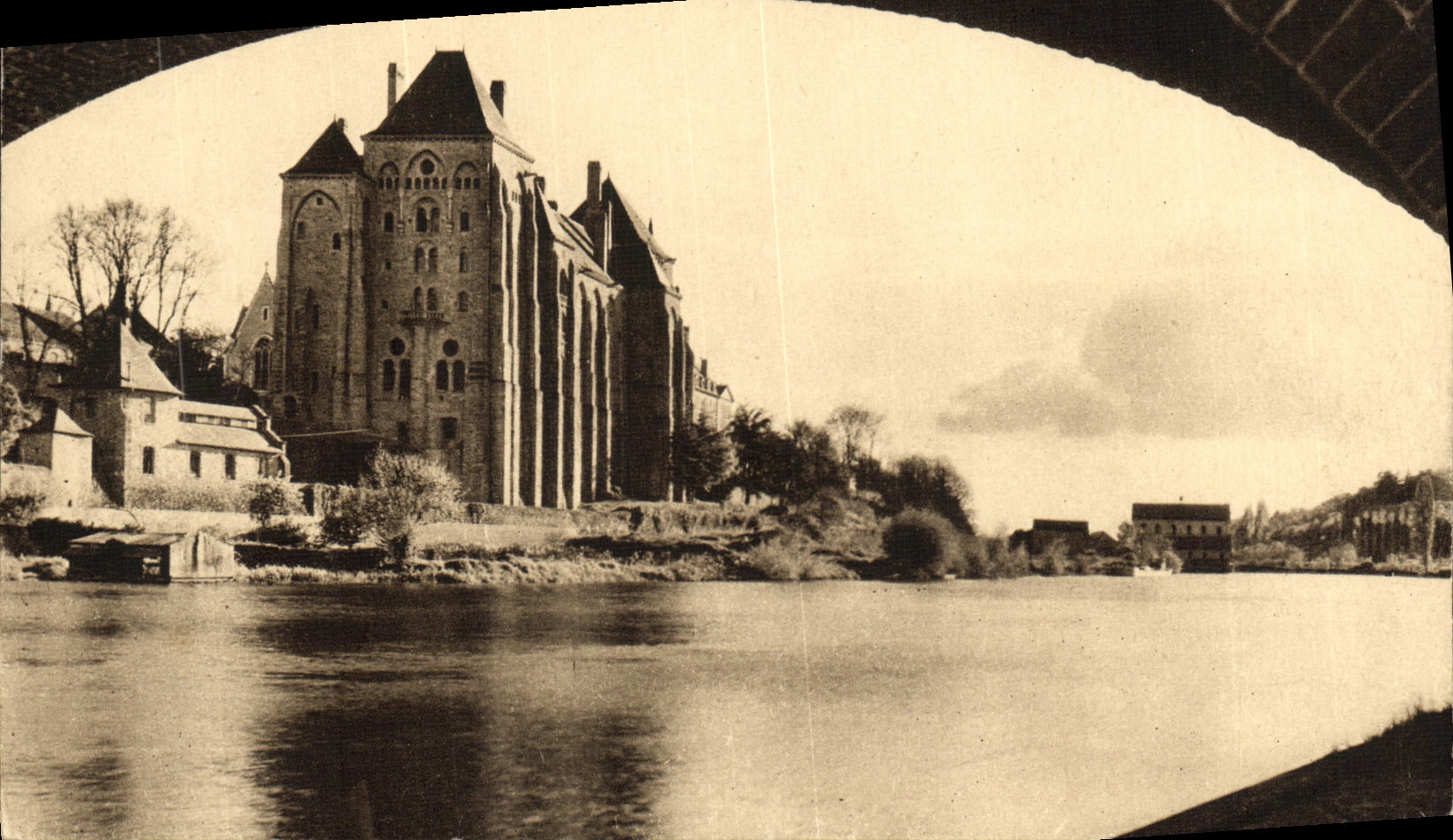 CPA Solesmes L Abbaye Saint Pierre Vue sous le pont