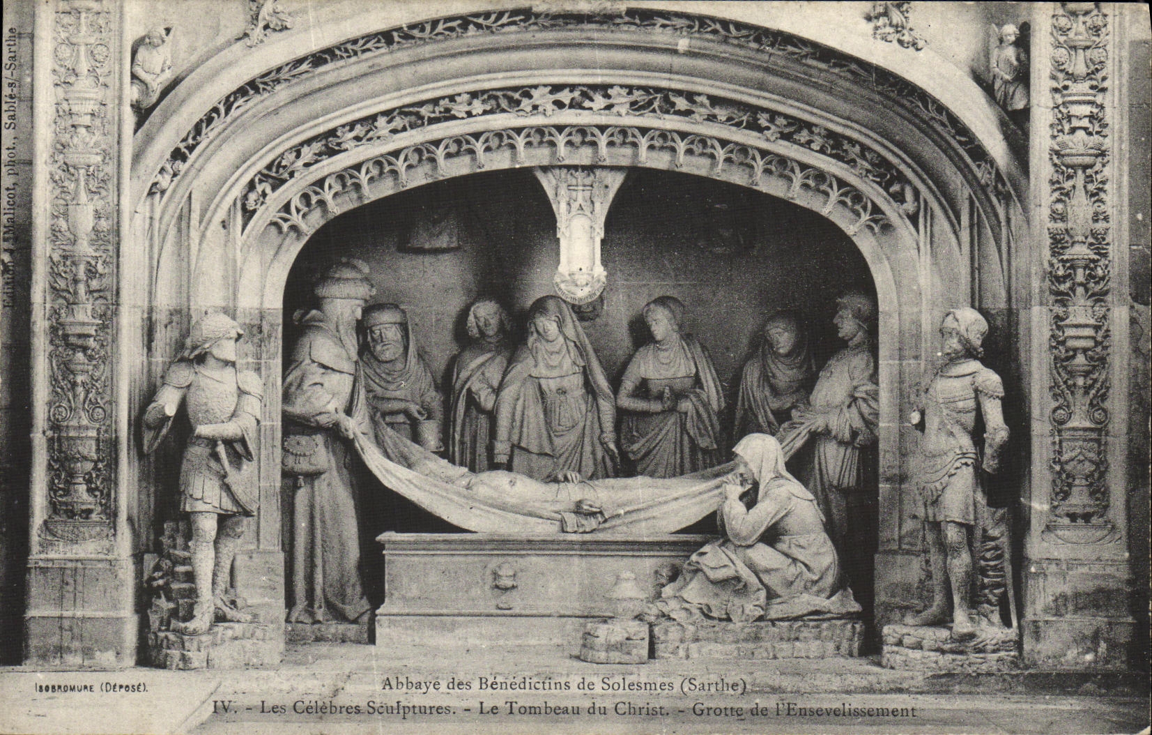 CPA Solesmes Abbaye des Benedictins Les celebres sculptures Le tombeau du Christ Grotte de l ensevelissement 