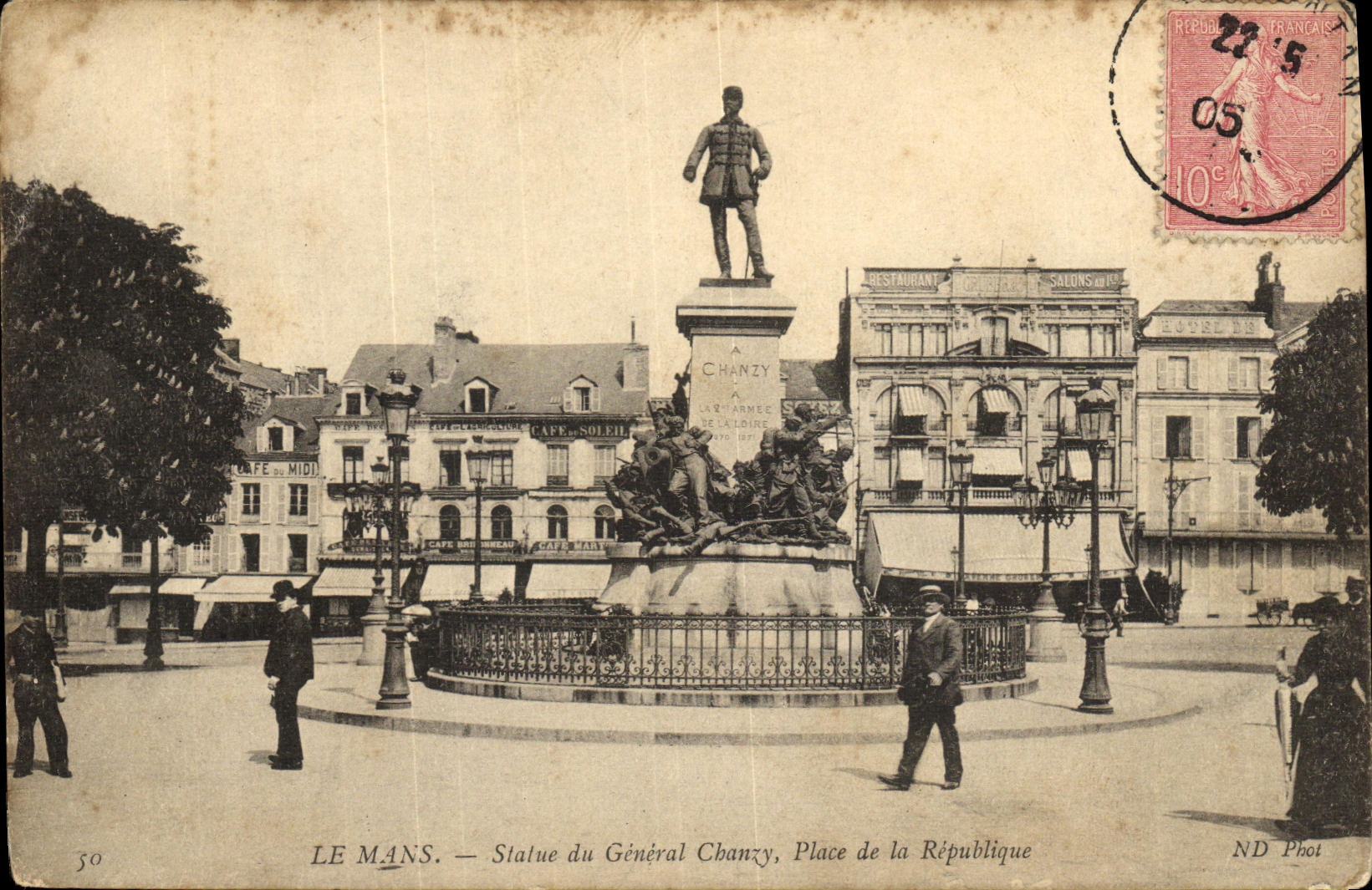 CPA Le Mans Statue du General Chamzy Place de la Republique Militaria 