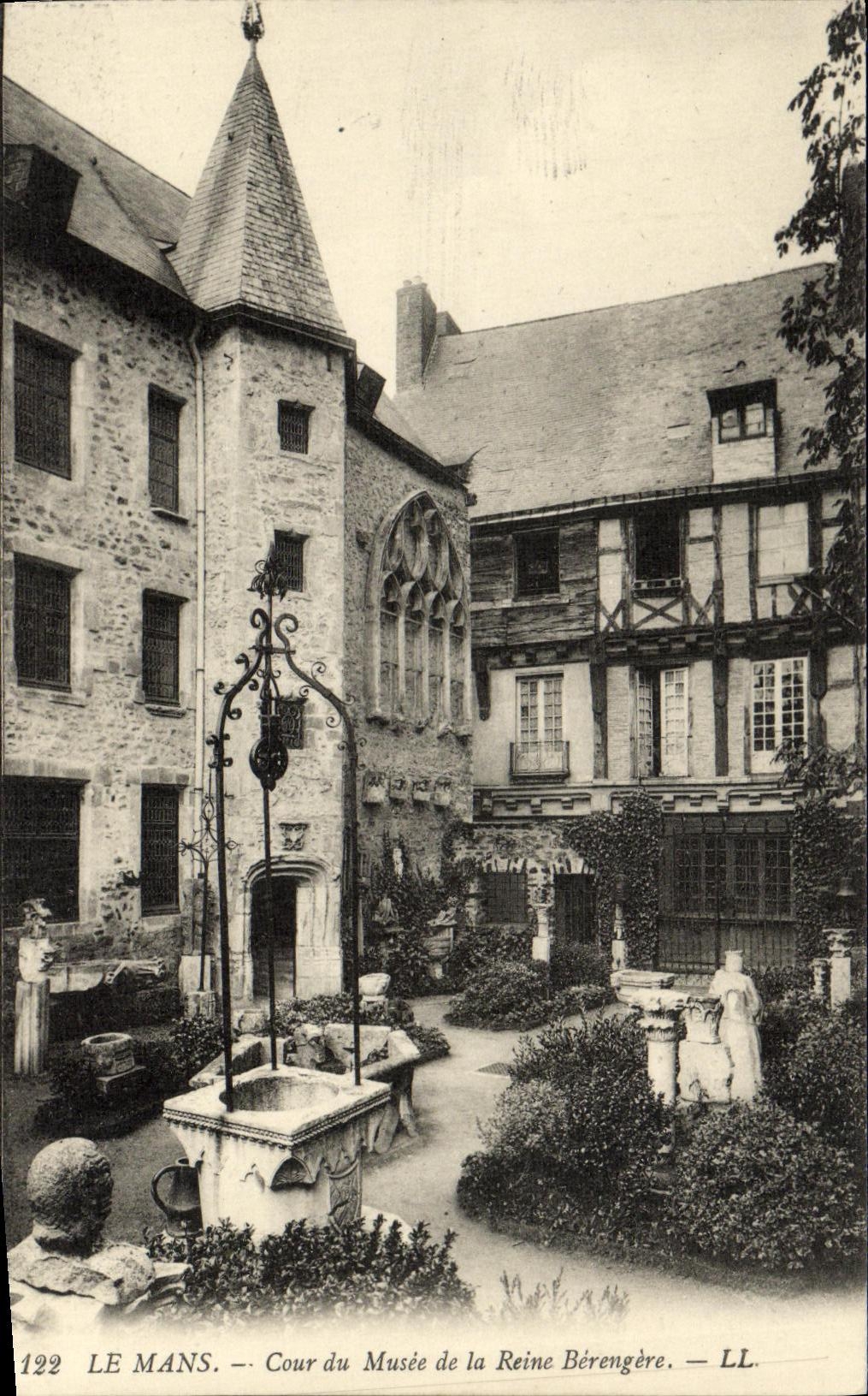 CPA Le Mans Cour du Musee de la Reine Berengere