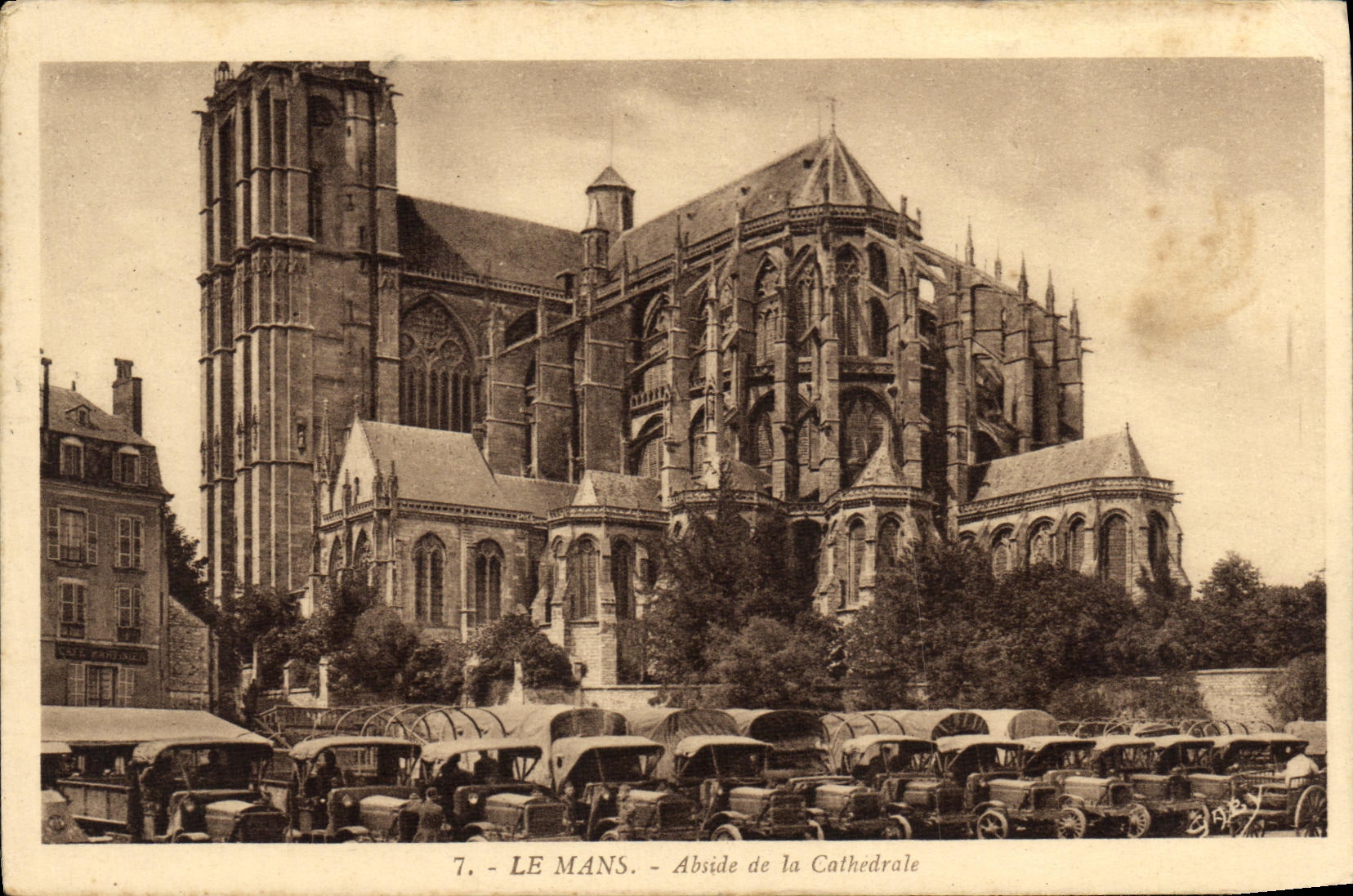 CPA Le Mans Abside de la Cathedrale Camions