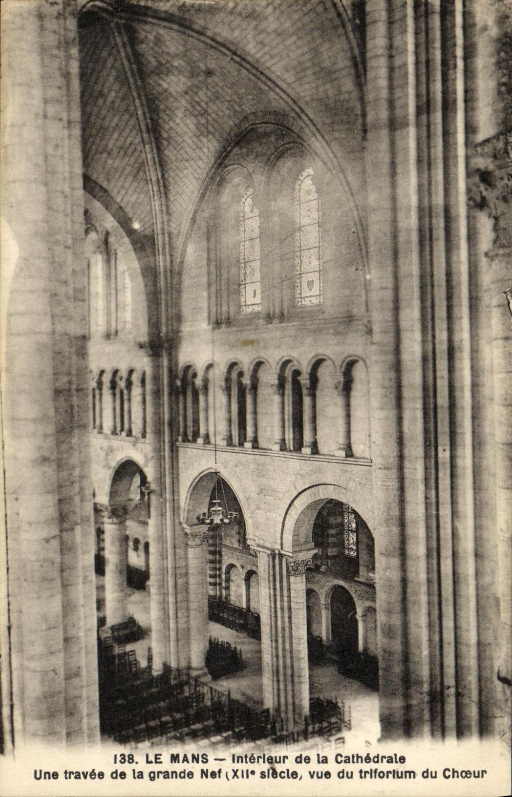 Le Mans — Intérieur de la Cathédrale, une travée de la grande Nef (XIIe siècle), vue du triforium du Chœur