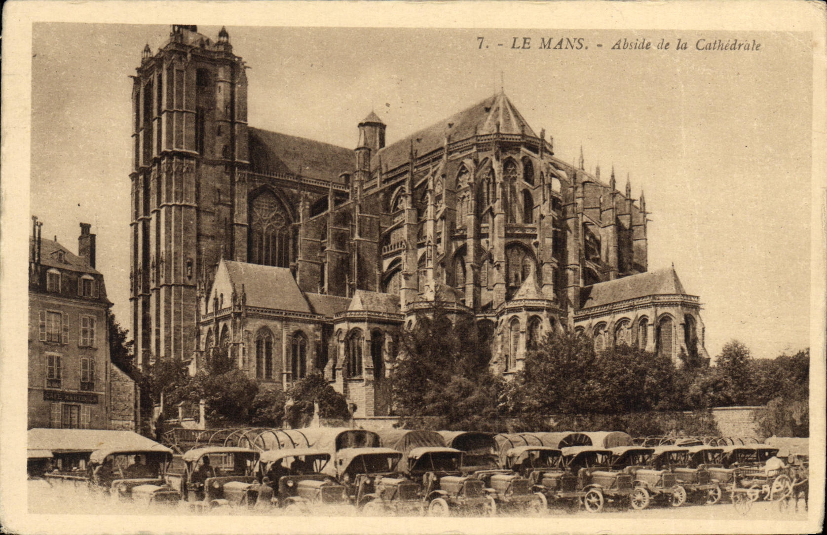CPA Le Mans Abside de la Cathedrale Camions