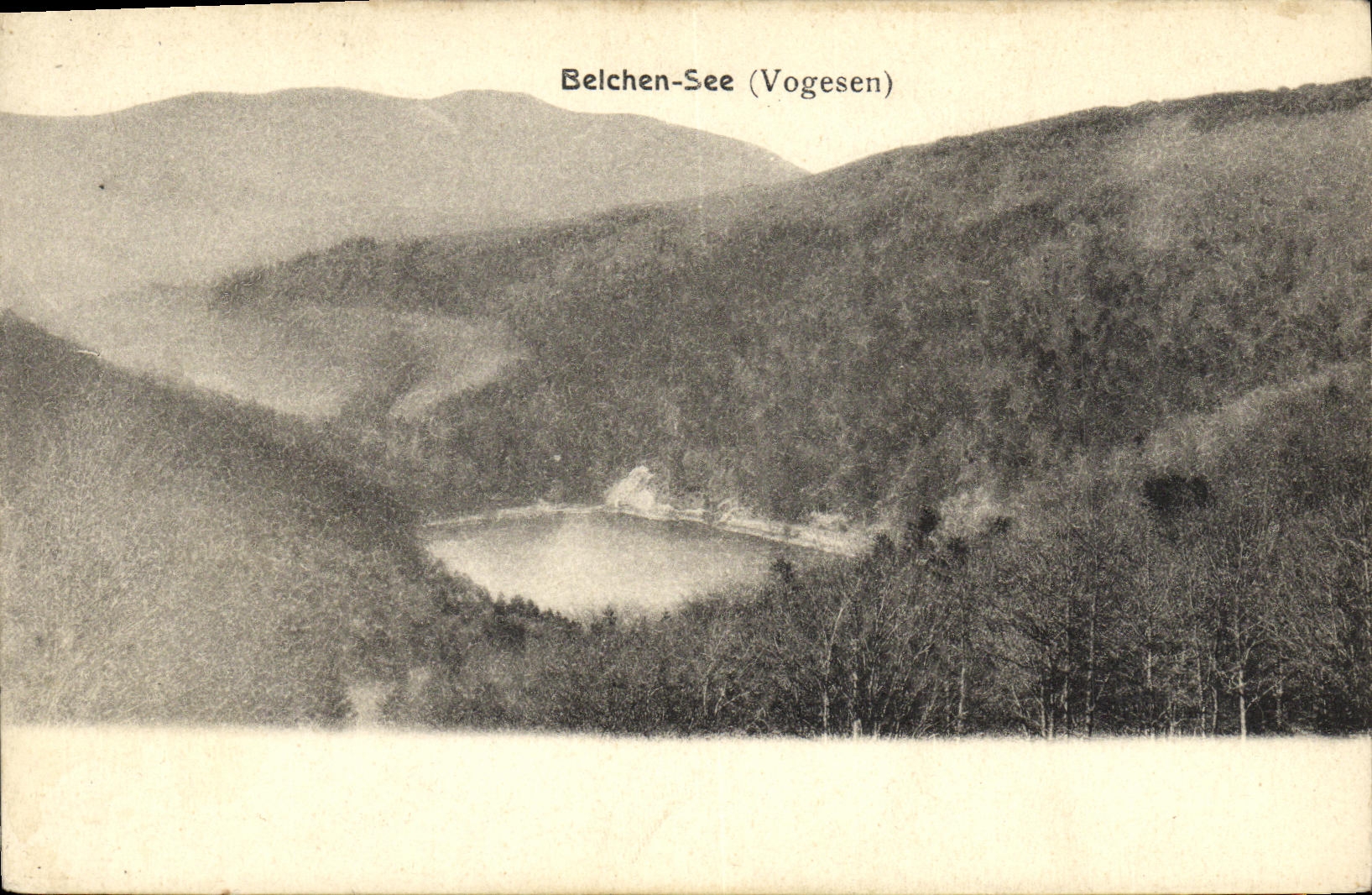 Belchen-See (Vogesen) — lac entouré de forêts et de montagnes — éditeur non identifié