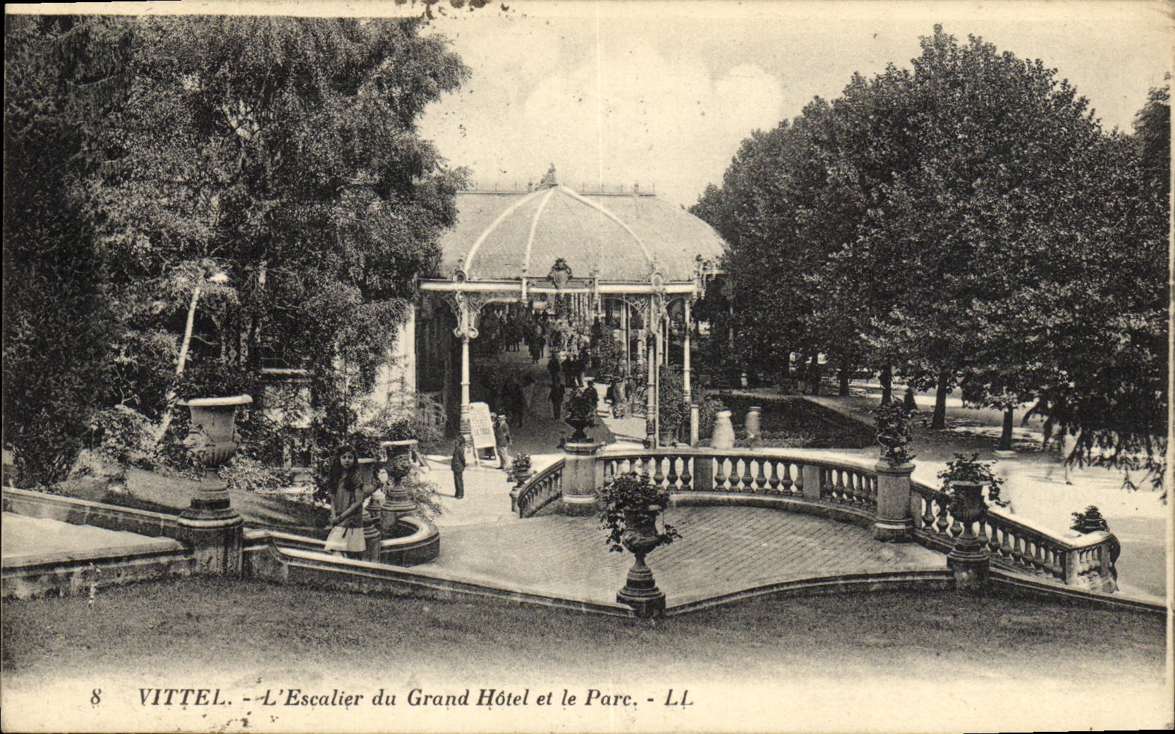 CPA Vittel L Escalier du Grand Hotel et le Parc