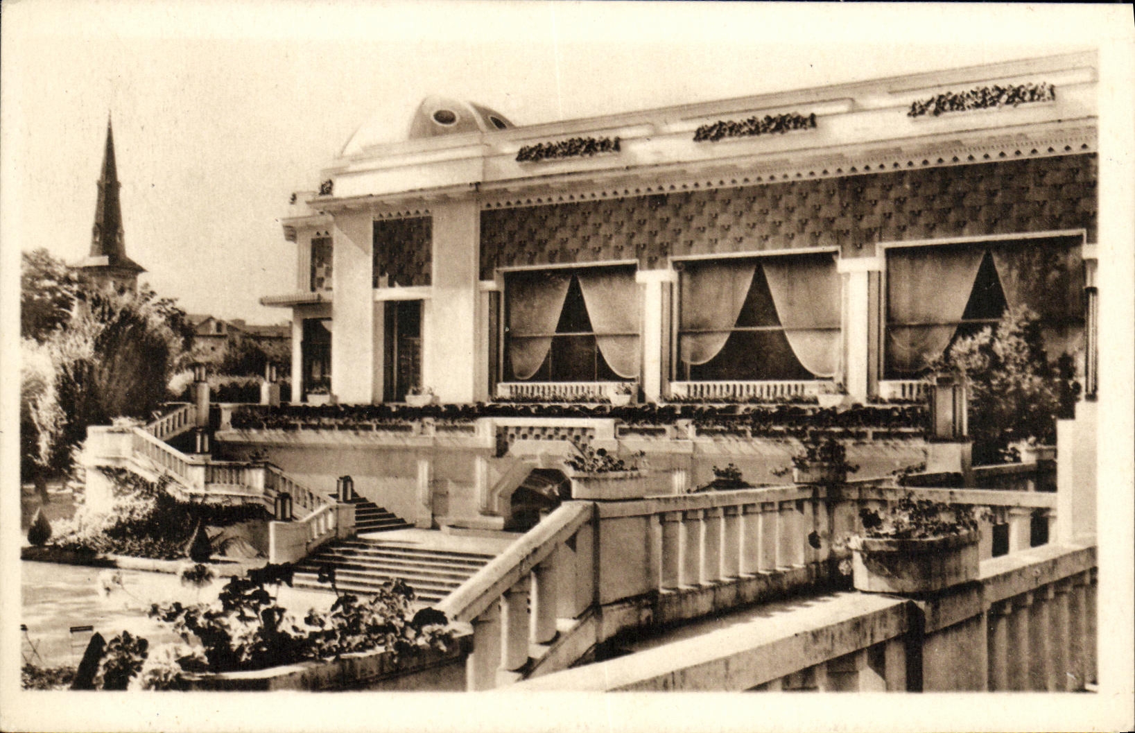CPA Vittel Le Casino Et Un Coin Du Parc