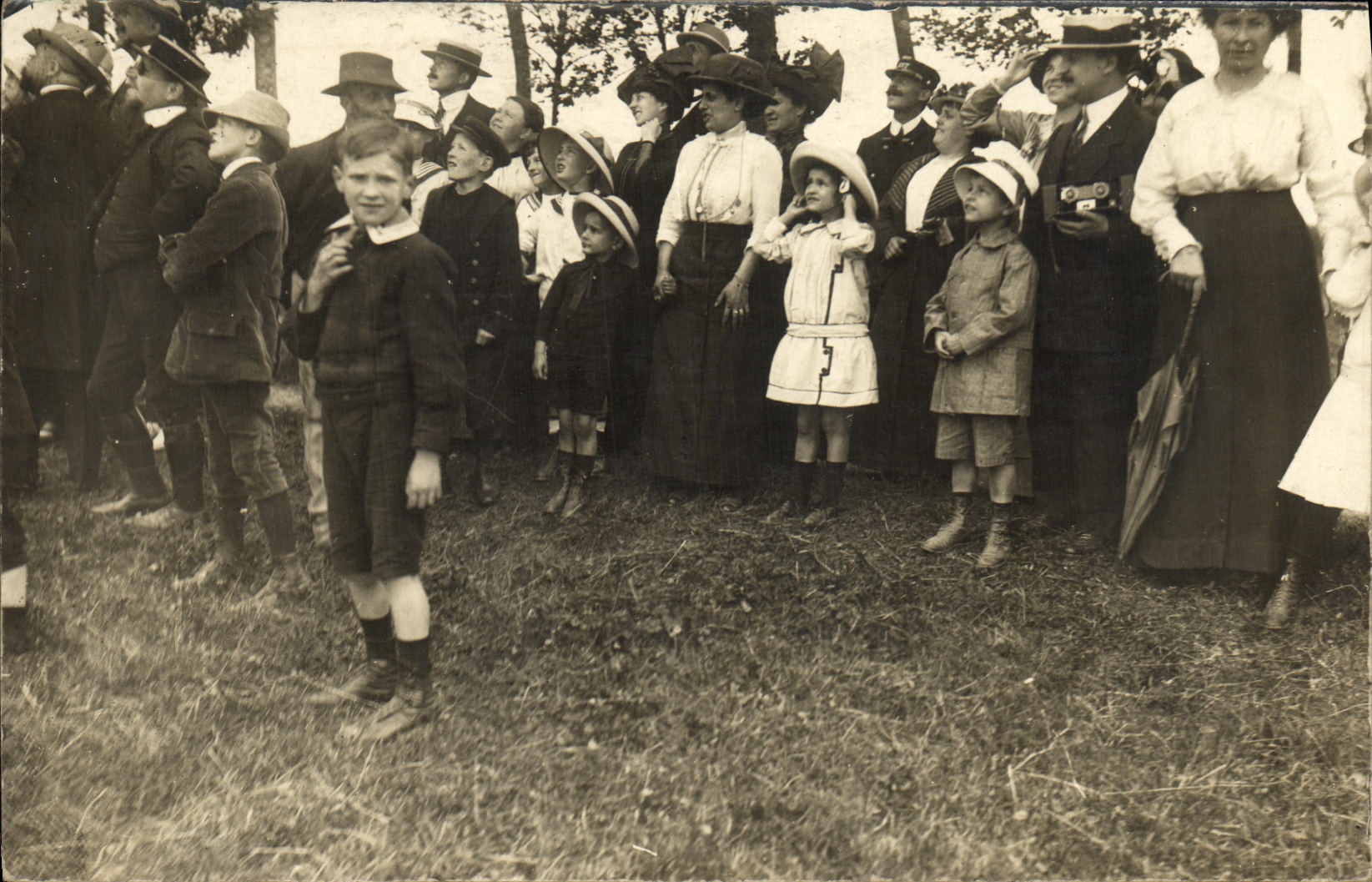 CARTE PHOTO Contrexeville Foule Enfants Ete 1914
