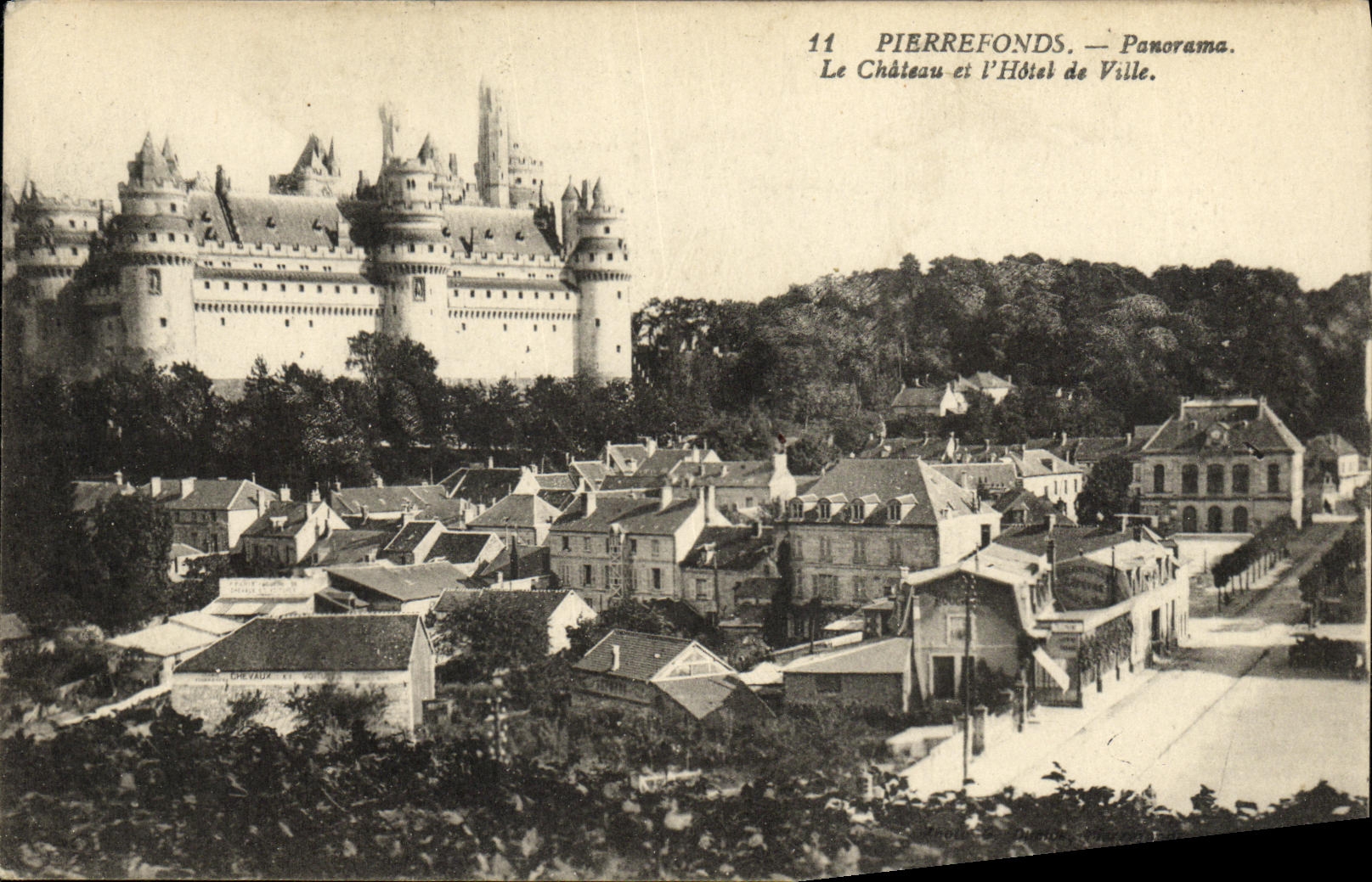 CPA Pierrefonds Panorama Le Chateau et L Hotel de Ville