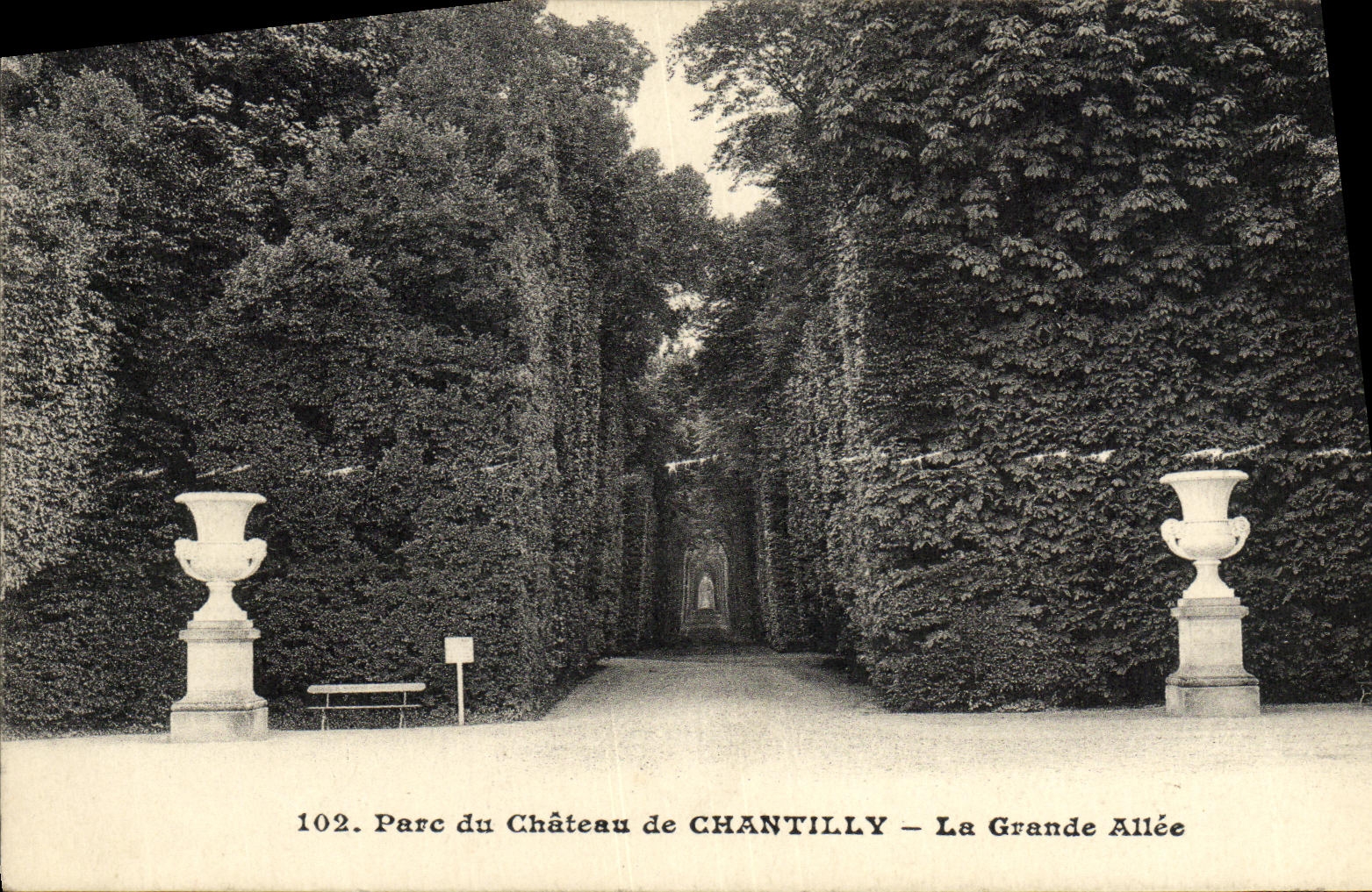 Parc du Château de CHANTILLY — La Grande Allée — Éditeur A. Bourdier, n° 102