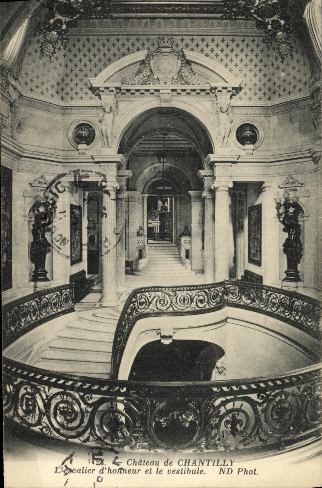 Château de Chantilly — L'escalier d'honneur et le vestibule — ND Phot.