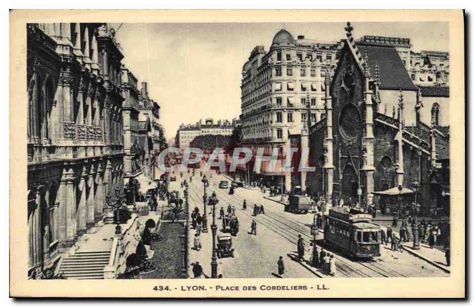 Lyon - Place des Cordeliers — vue de la rue avec église et tramway — LL n°434