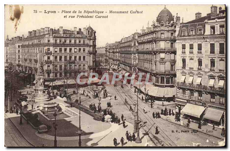 CPA Lyon Place de la Republique Monument Carnot et rue President Carnot