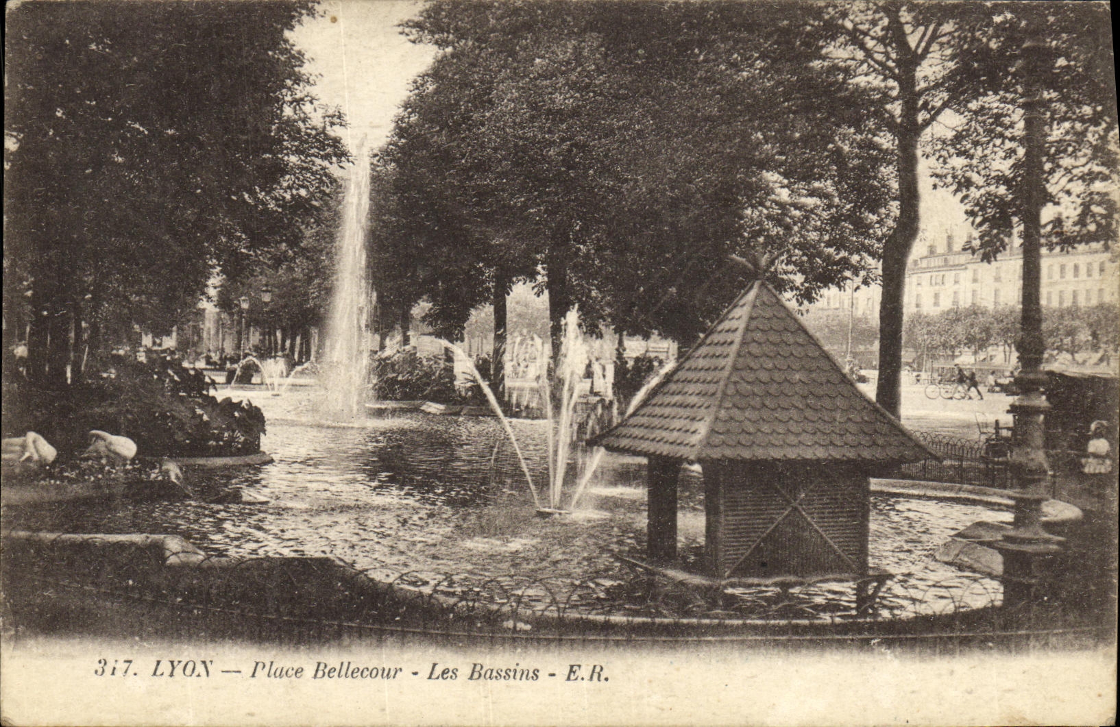 CPA Lyon Place Bellecour Les Bassins