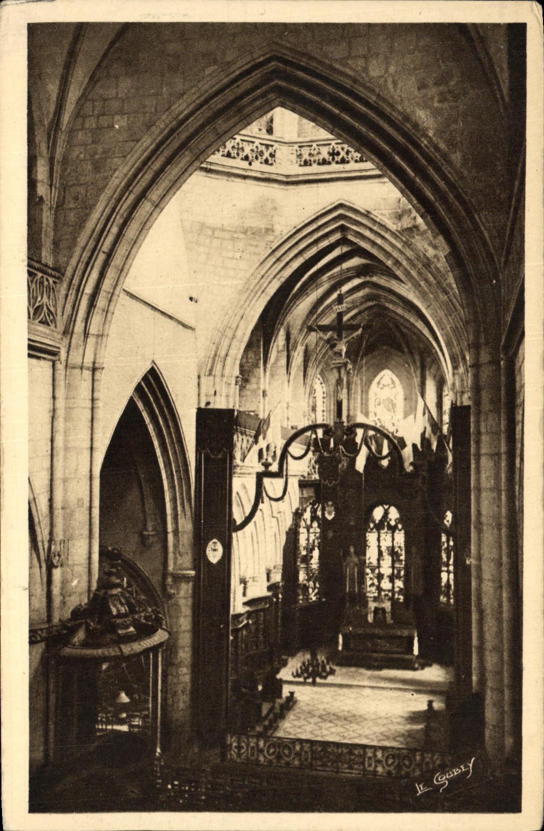 Intérieur de l'église Saint-Malo — chaire sculptée et boiseries Renaissance du XVIIe siècle — Le Gouby