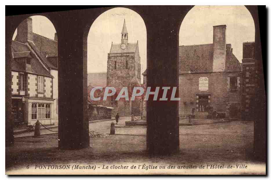 Pontorson (Manche) - Le clocher de l'Église vu des arcades de l'Hôtel-de-Ville