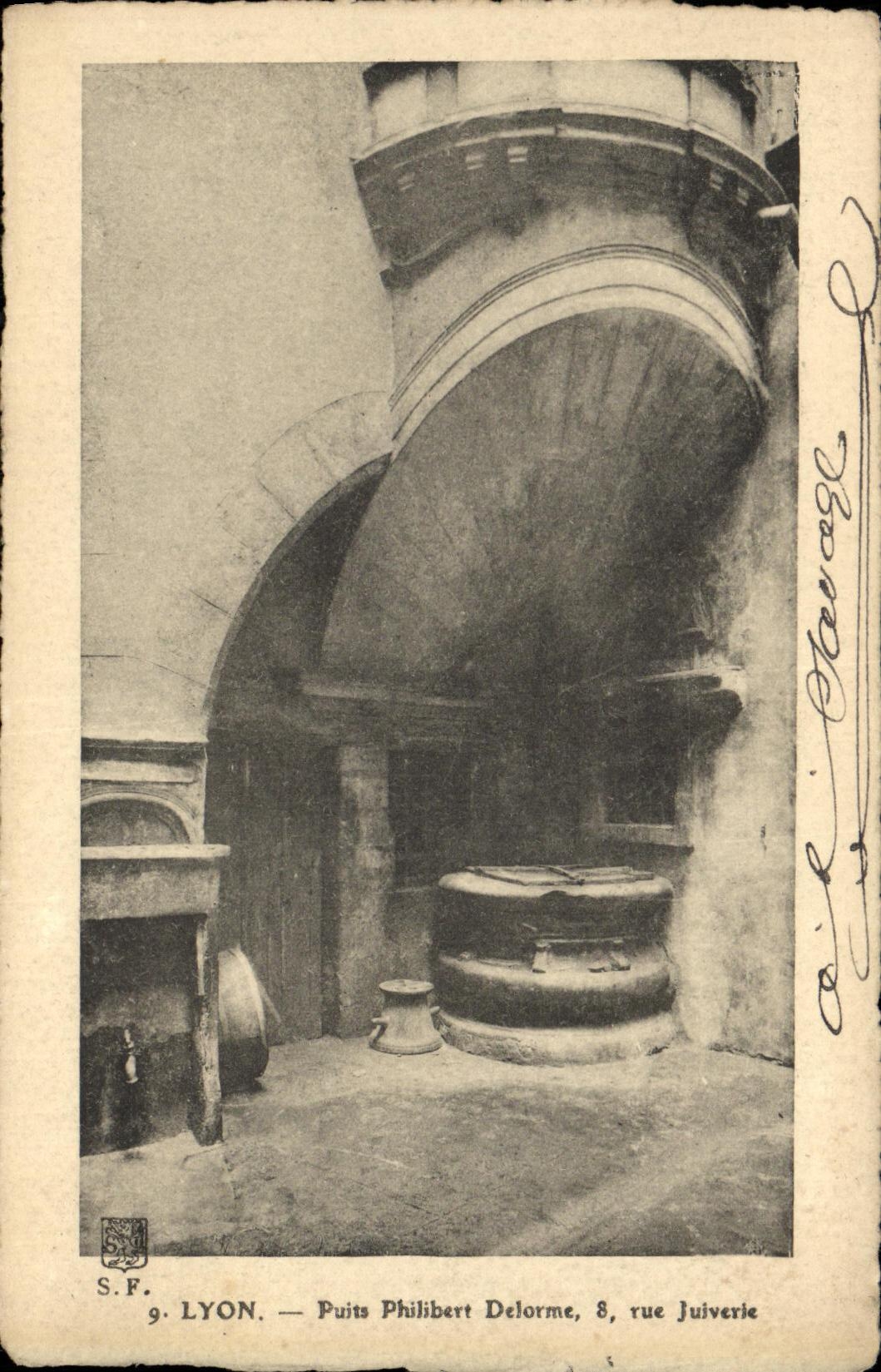 Lyon — Brunnen Philibert Delorme, 8 rue Juiverie — S.F.