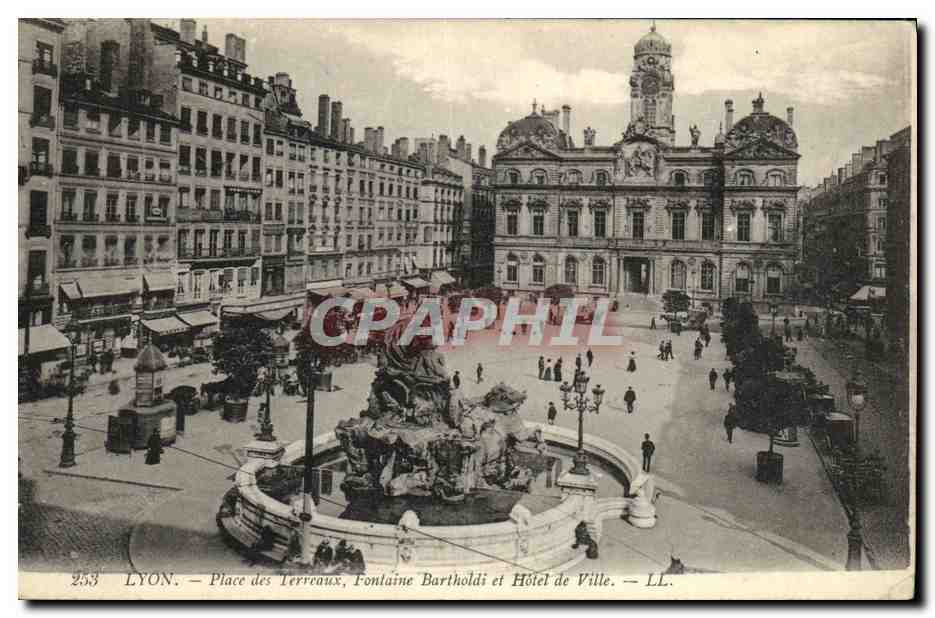 LYON — Place des Terreaux, Fontaine Bartholdi et Hôtel de Ville — LL. n°253