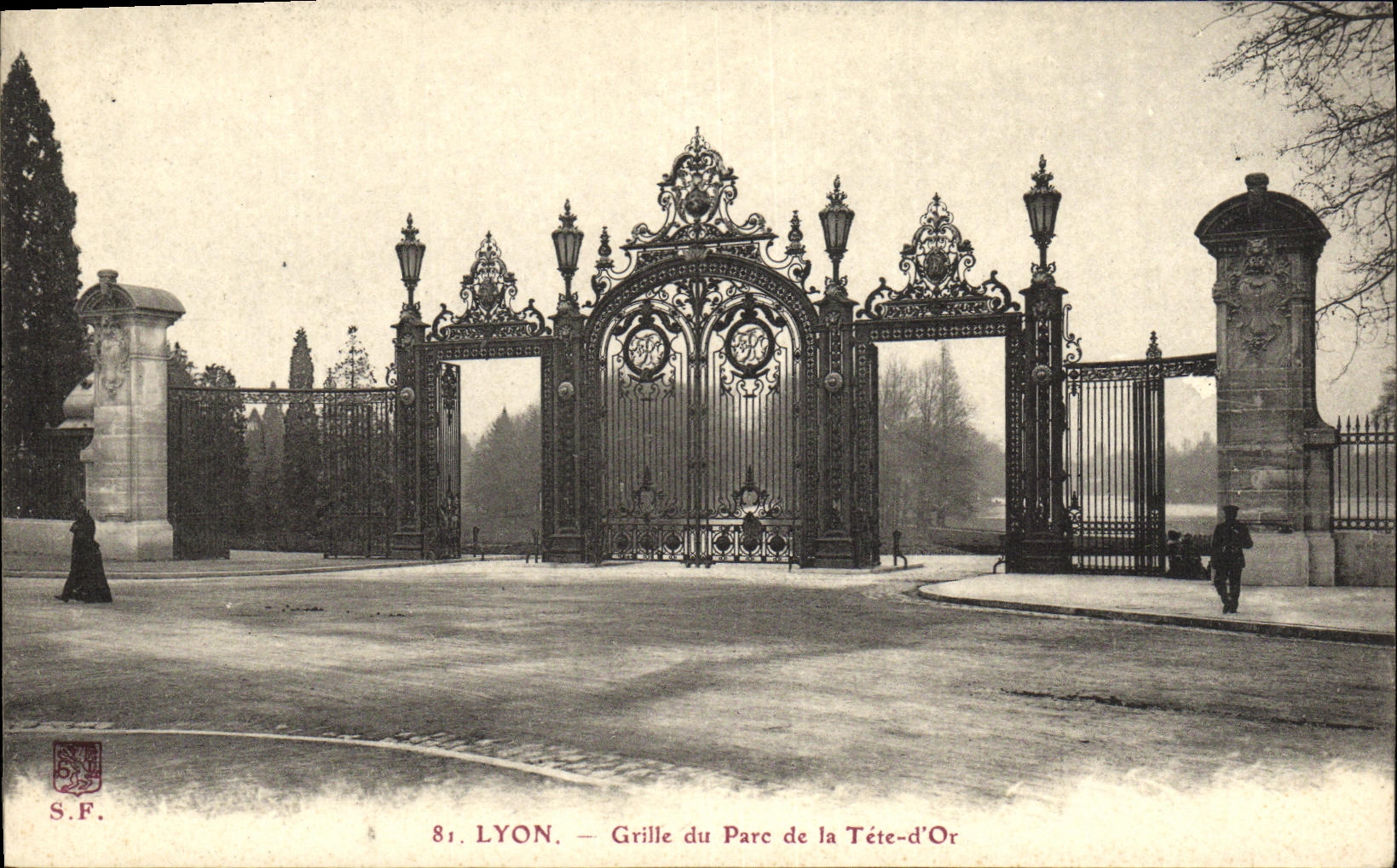 CPA Lyon Grille du Parc de la Tete d Or