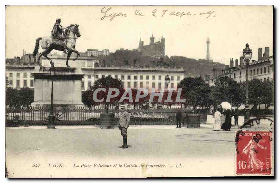 CPA Lyon La Place Bellecour et le Coteau de Fourviere