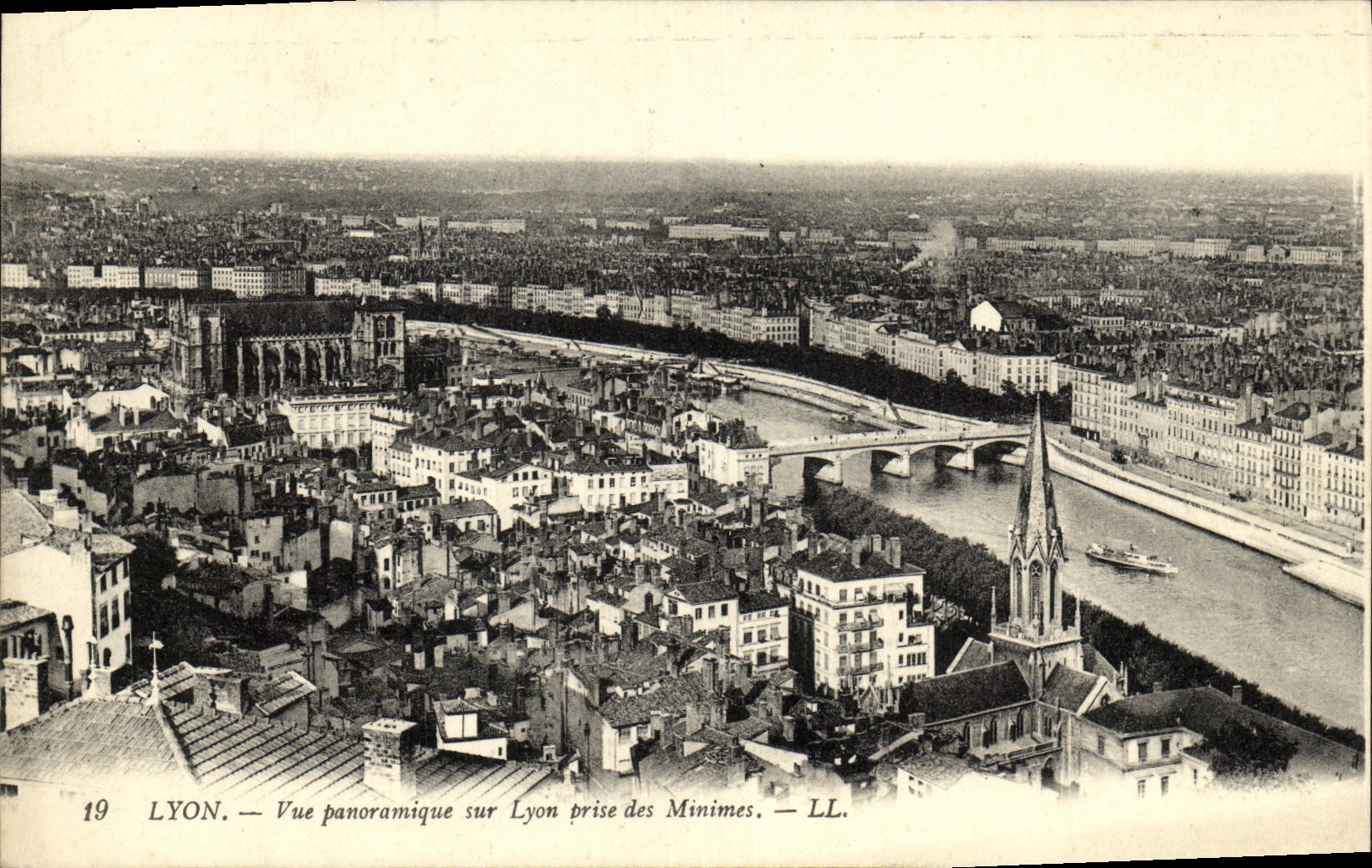 CPA Lyon Vue panoramique sur Lyon prise des Minimes