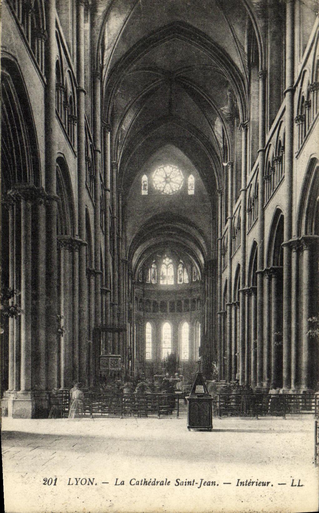 CPA Lyon La Cathedrale Saint Jean Interieur