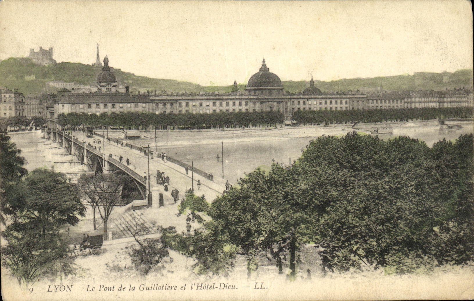 CPA Lyon Le Pont de la Guillotiere et l Hotel Dieu