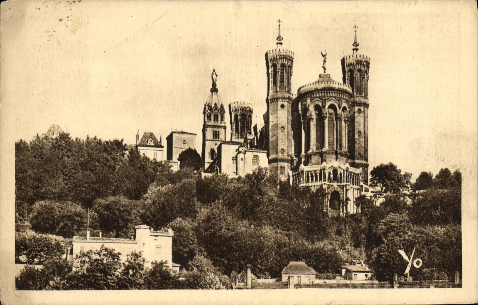 CPA Lyon Abside de la Basilique de Notre Dame de notre Dame de Fourviere