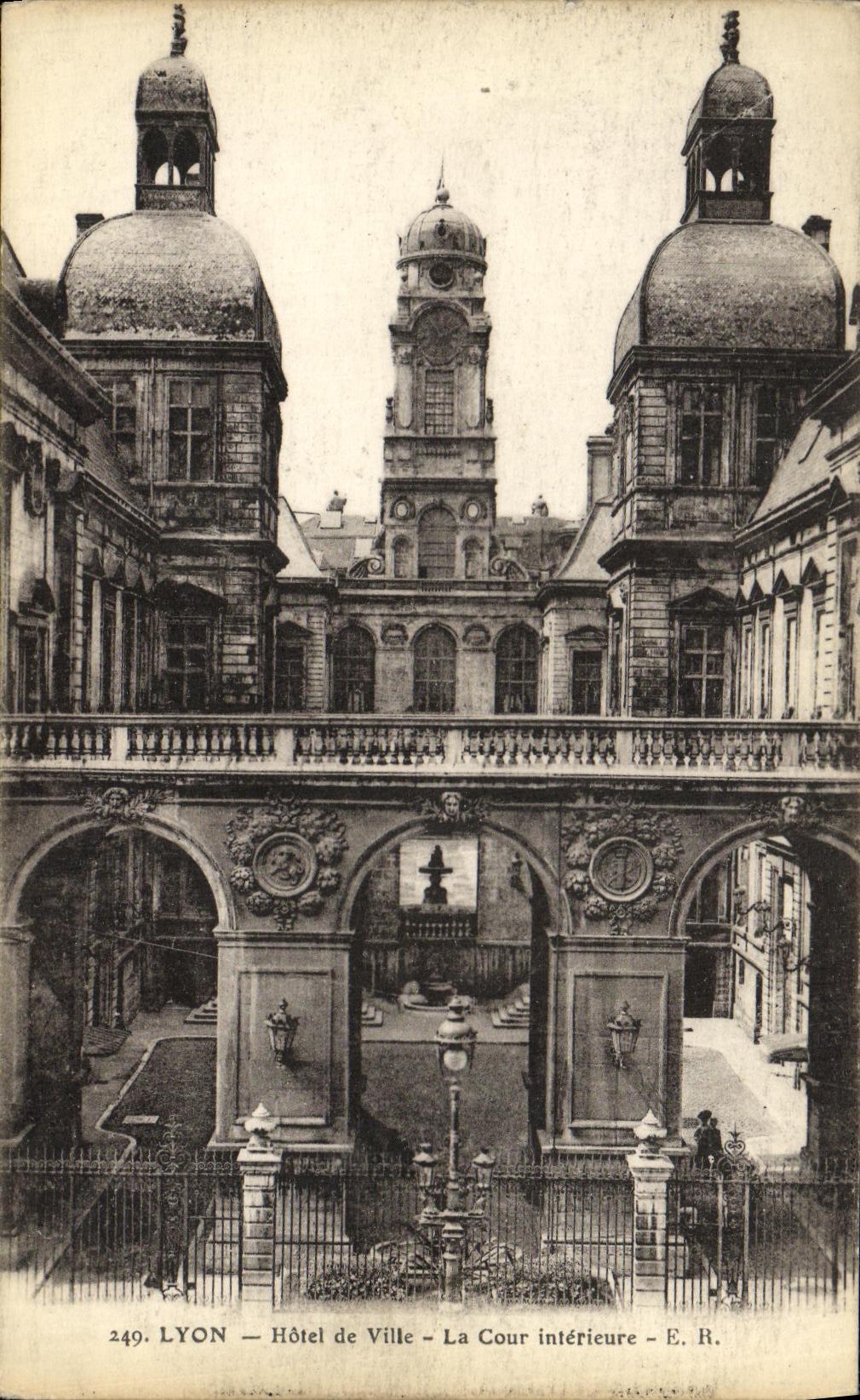 LYON — Hôtel de Ville — La Cour intérieure — E. R. n° 249