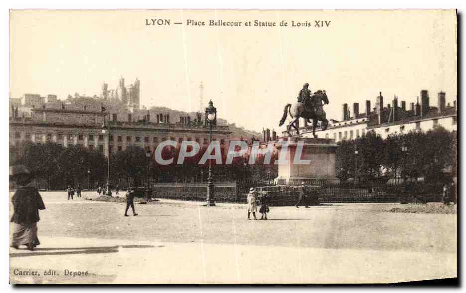 LYON — Place Bellecour et Statue de Louis XIV — Carrier, édit. Déposé